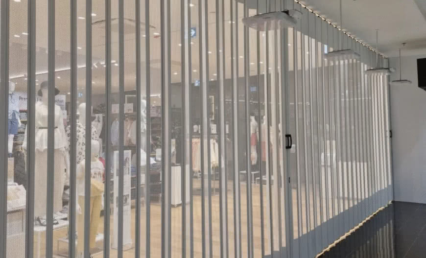 Kraty rolowane i harmonijkowe w obiektach komercyjnych. Jak połączyć bezpieczeństwo z estetyką?